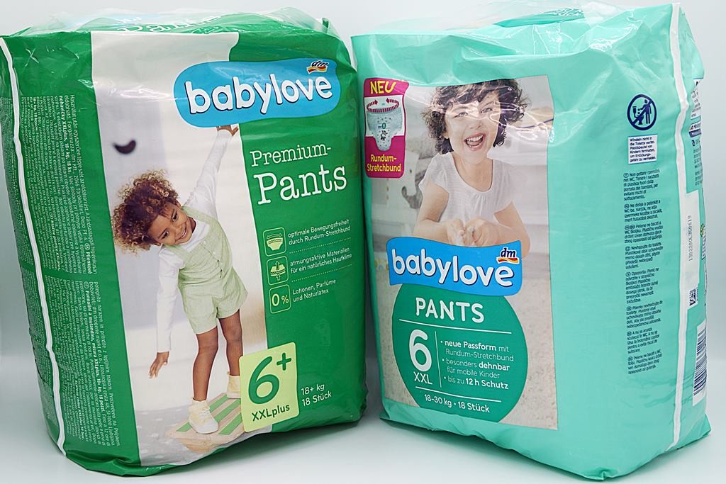 Cover für Babylove Premium Pants Beitrag. Die Packung vom Vorgängermodell (Babylove Pants) und die neue Variante Babylove Premium-Pants ist zu sehen.